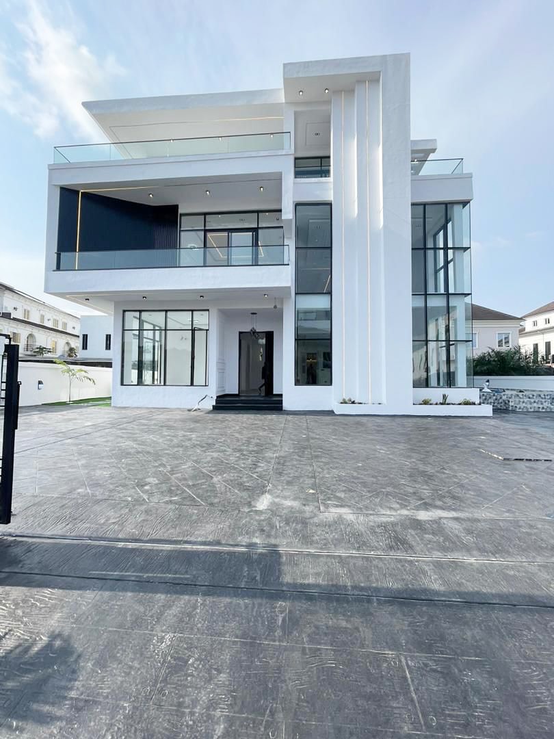 Spacious 5BR Duplex with Pool & Cinema in VGC