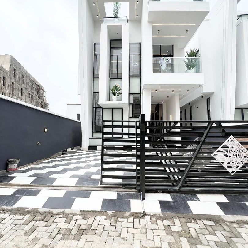 Exclusive 5BR Duplex with Pool & Jacuzzi in Chevron Lekki