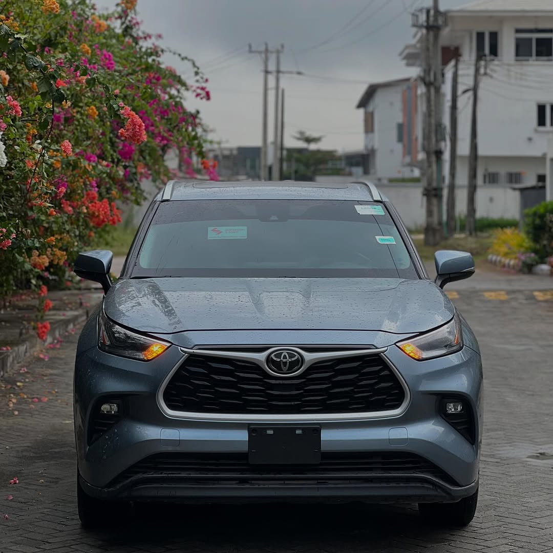 2021 Toyota Highlander: Blue on Black Luxury