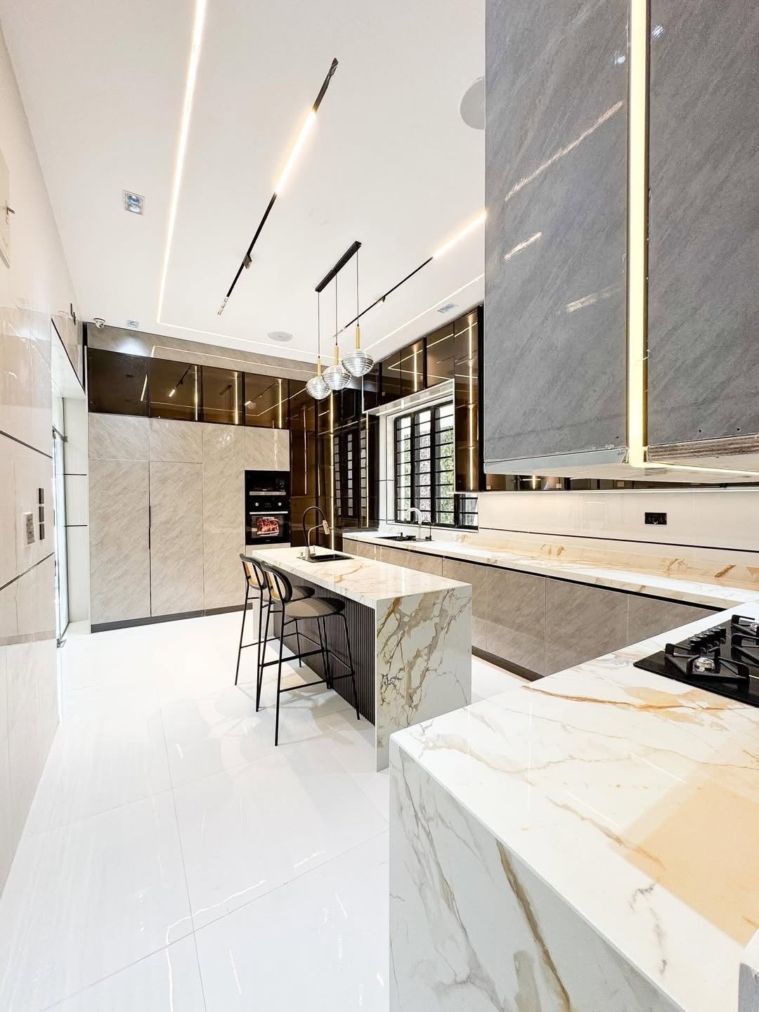 5-Bedroom Haven with Rooftop Terrace & Pool in Chevron