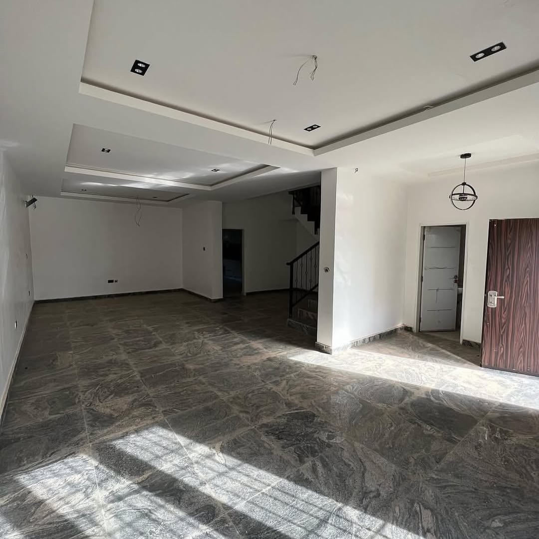 Elegant 4-Bed Townhouse in Serene Kado