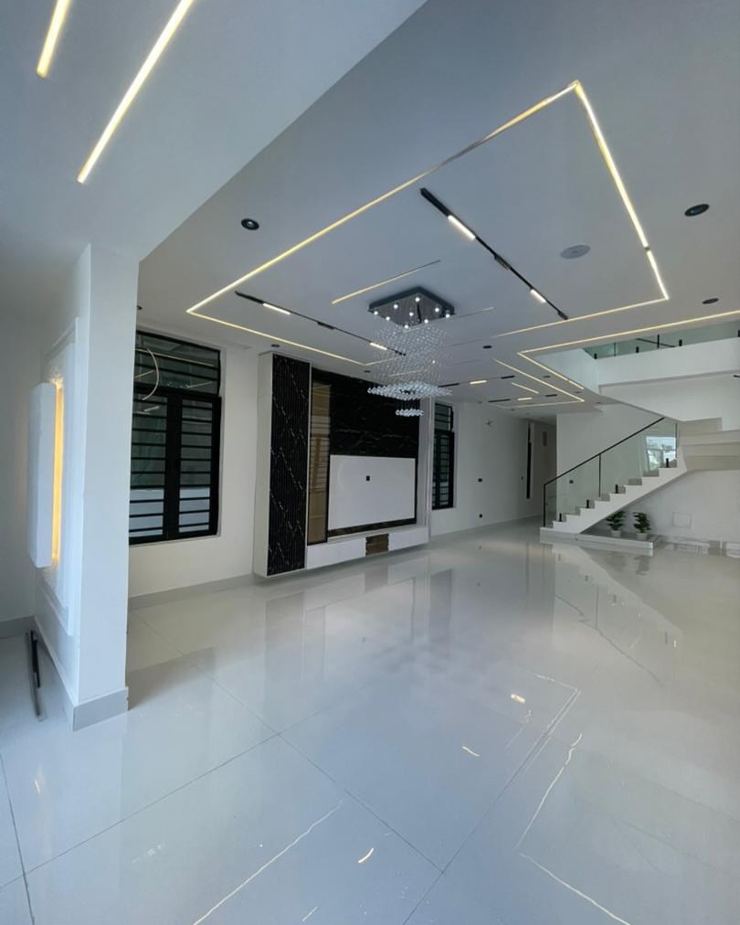 Exquisite 5-Bedroom Haven with Pool in Prime Lekki