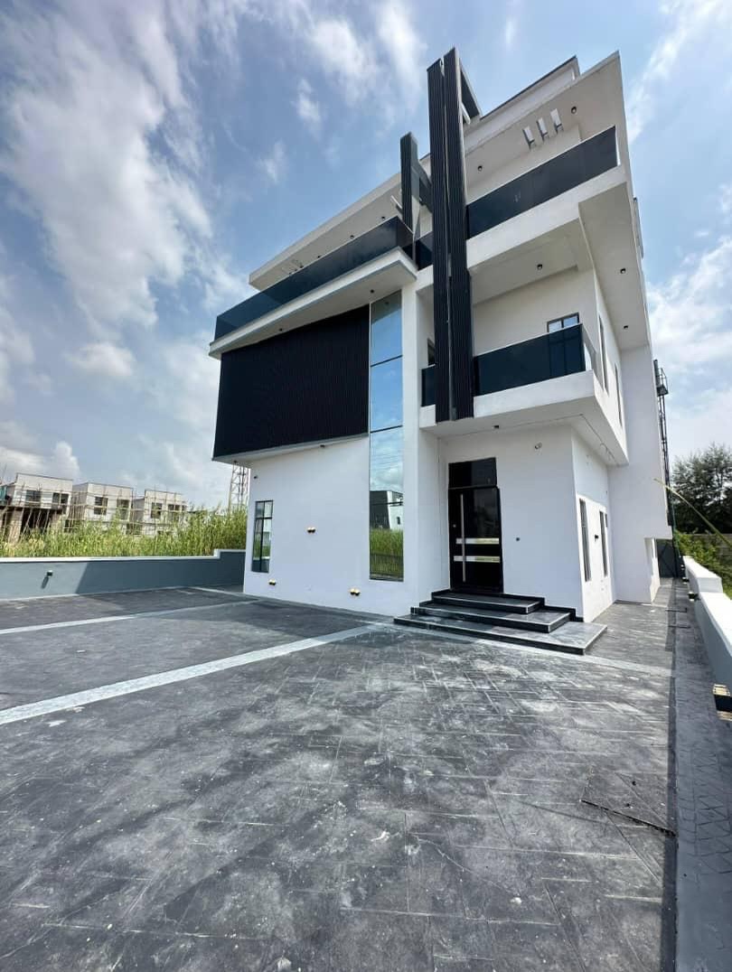 Luxury 5-Bed Duplex with Pool & Rooftop Cinema in Lekki