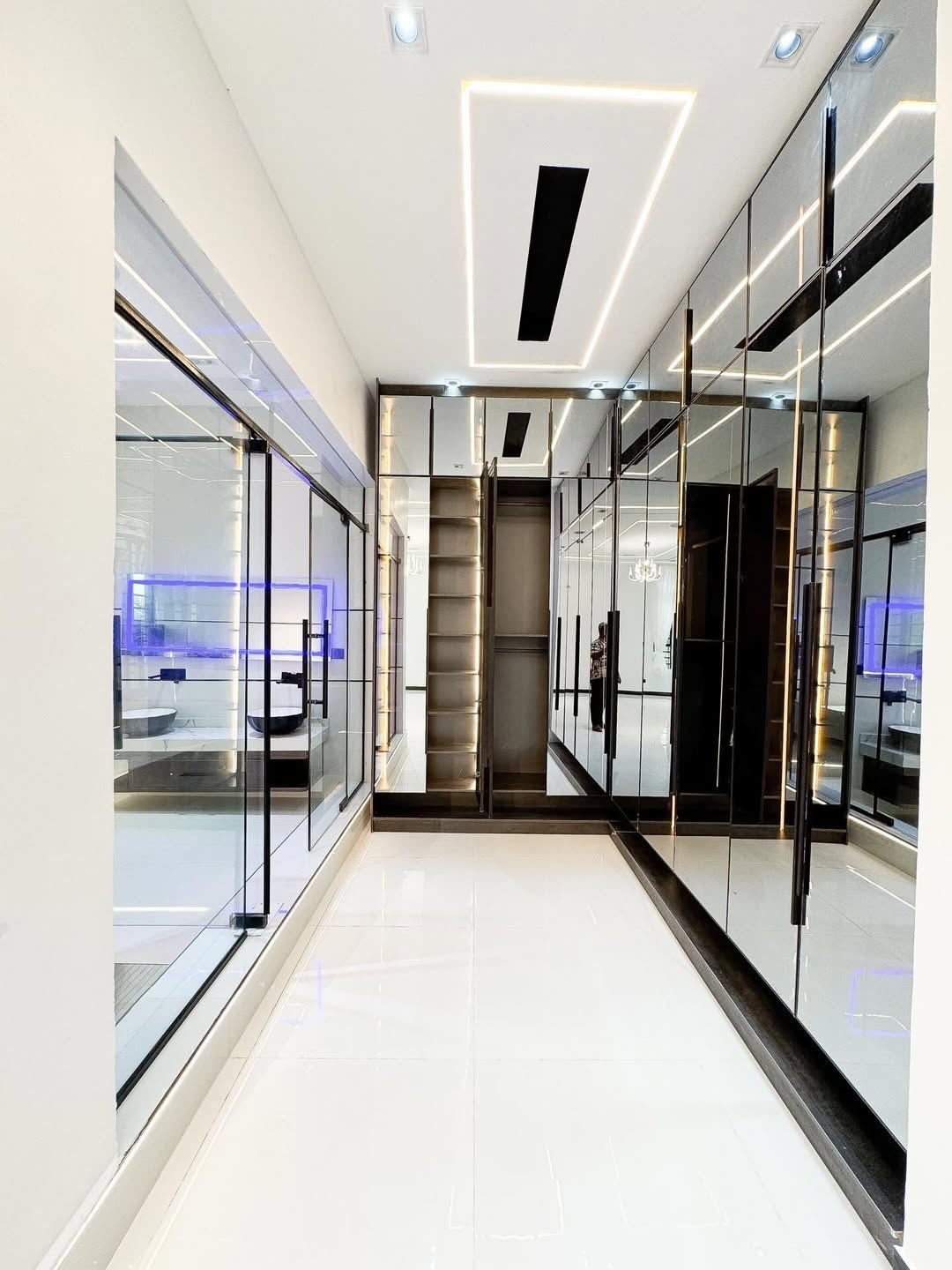 5-Bedroom Haven with Rooftop Terrace & Pool in Chevron