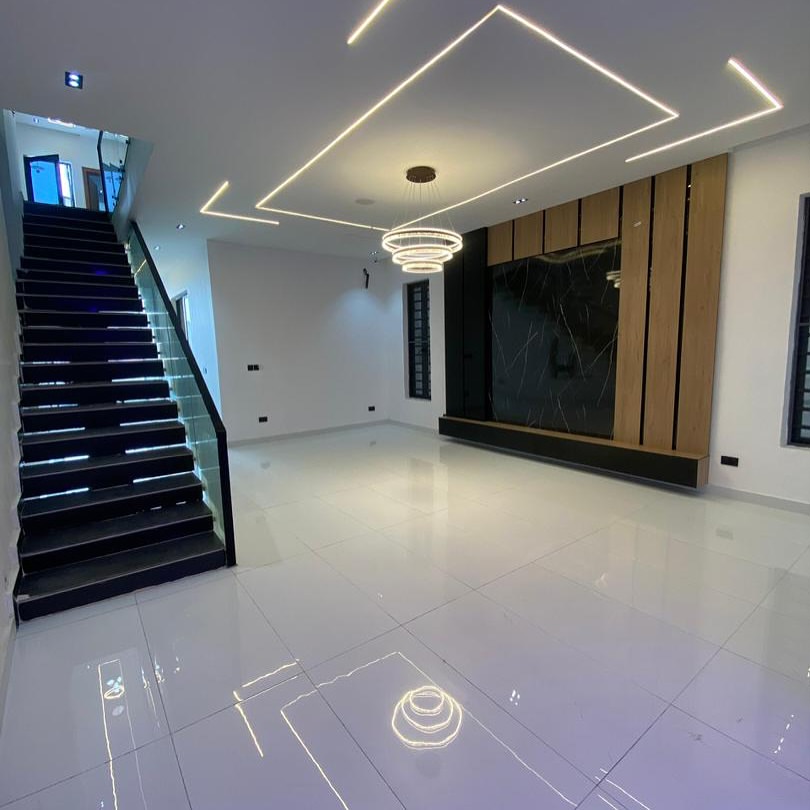 Stunning 5-Bed Duplex with Pool in Prime Ajah