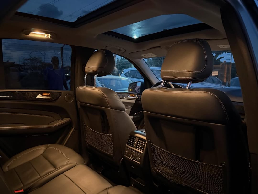 Luxury ML350: Panoramic Roof & Accident-Free