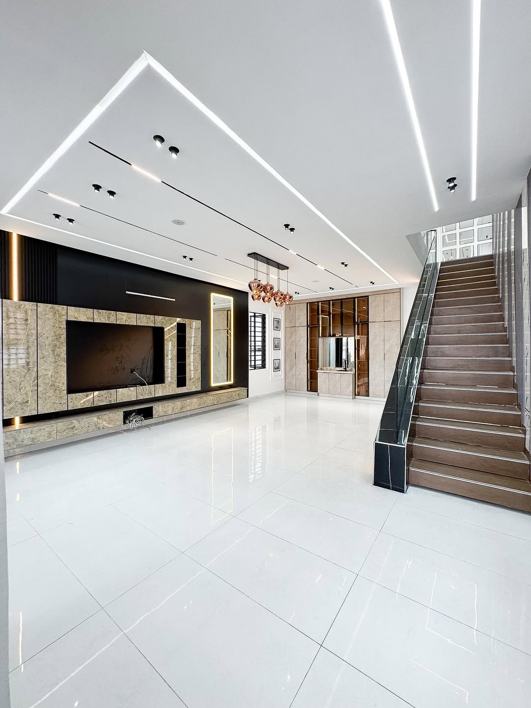 Lagos Oasis: 5-Bed Duplex with Pool & Gym