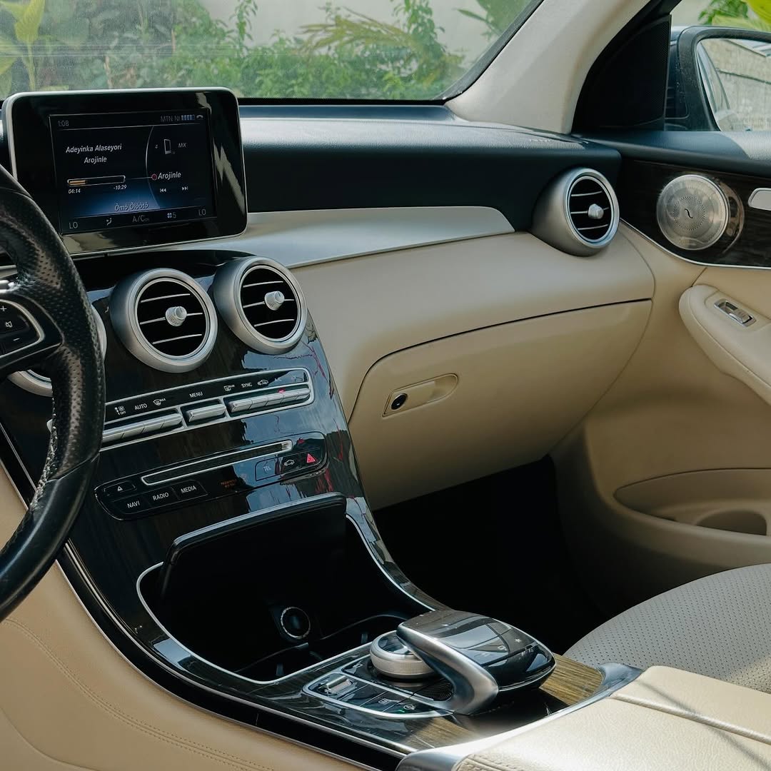 Luxury GLC300: Cream Leather & Heated Seats