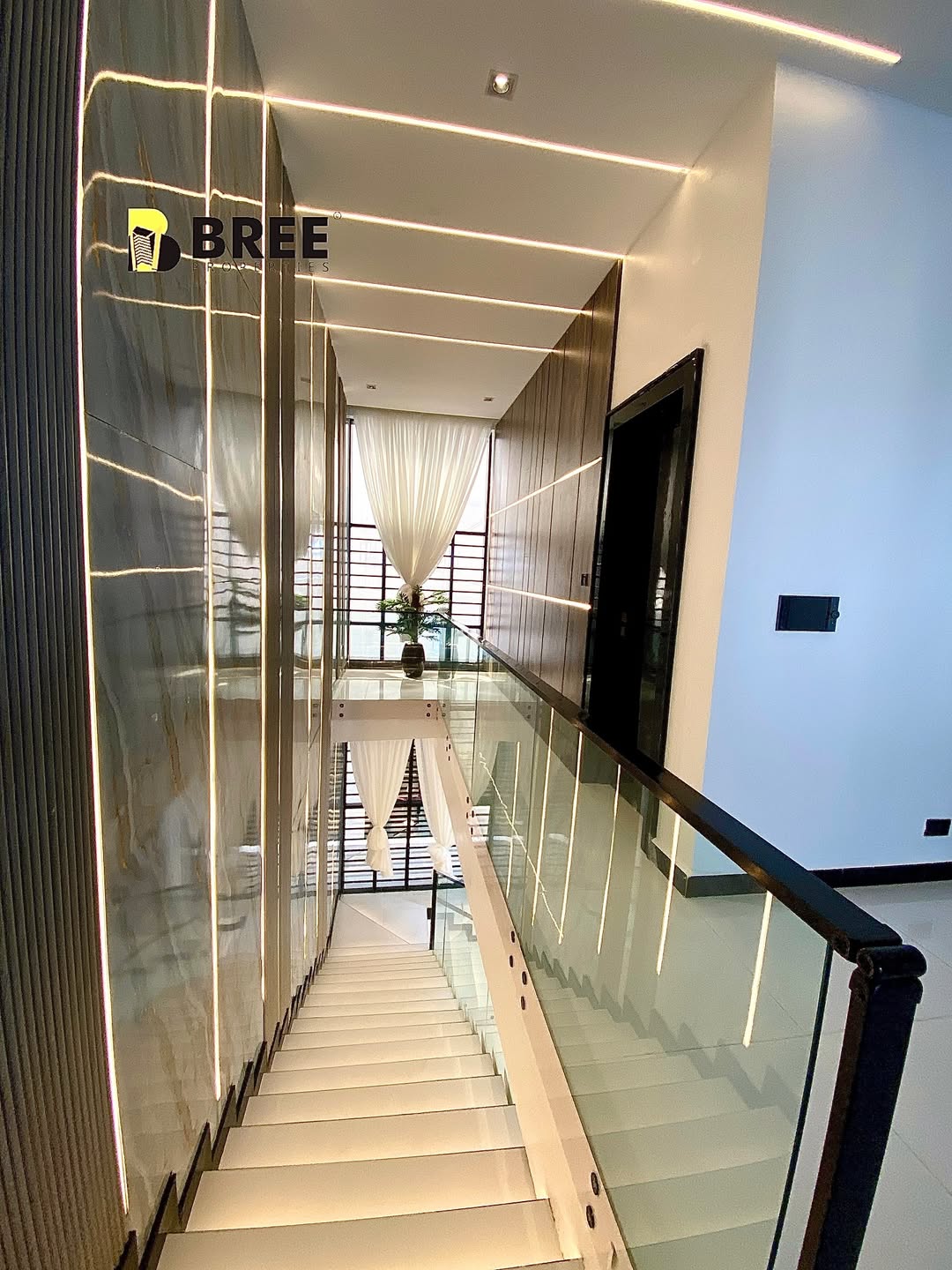 Luxury 5-Bed Estate Home with Pool & Cinema, Chevron