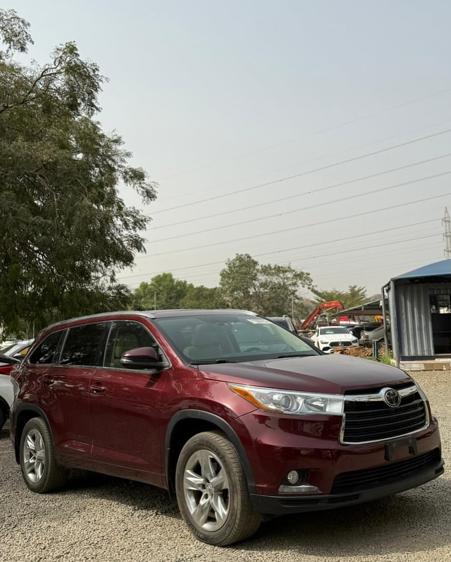 Luxury 2014 Highlander: Panoramic Roof, Loaded & Duty-Cleared