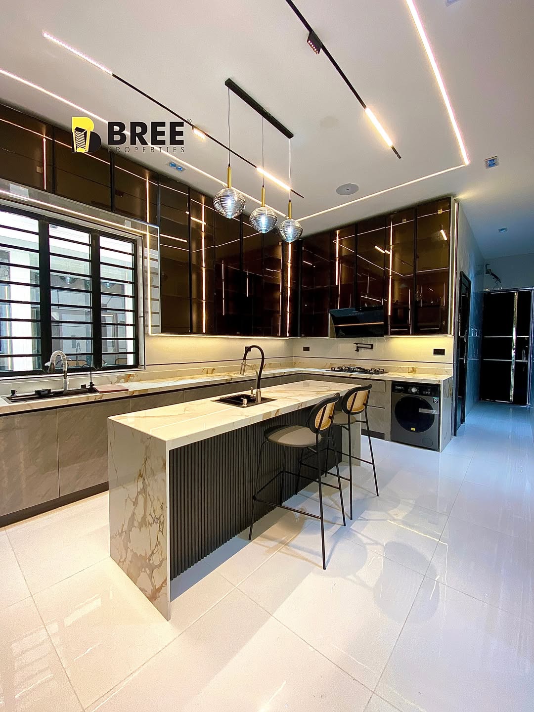 Luxury 5-Bed Estate Home with Pool & Cinema, Chevron