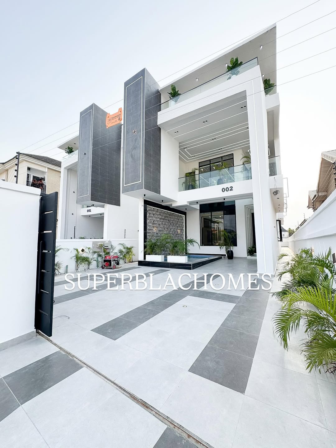 Lagos Oasis: 5-Bed Duplex with Pool & Gym