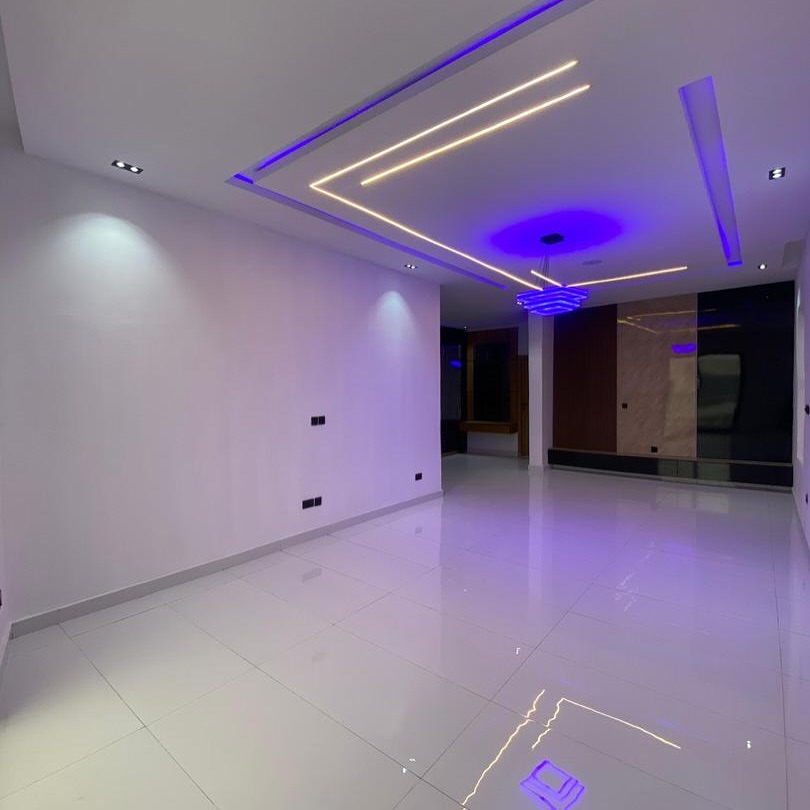 Stunning 5-Bed Duplex with Pool in Prime Ajah