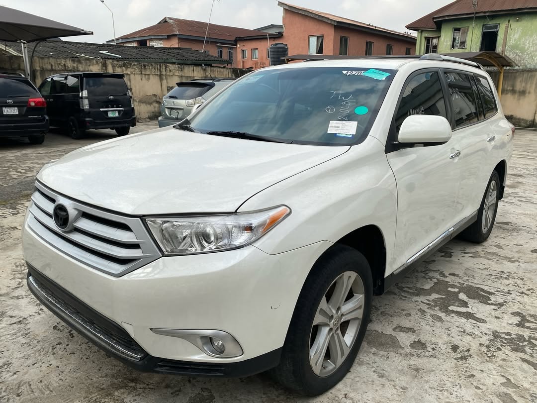 Luxury 2013 Highlander V6: Fully Paid & Ready