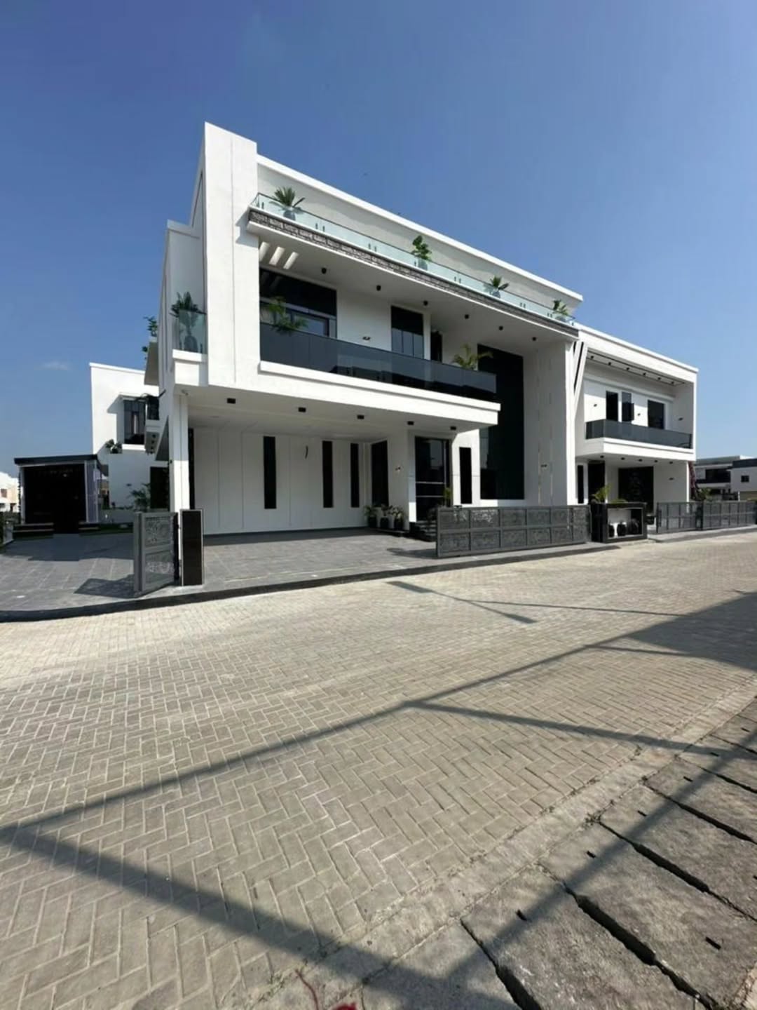 Stunning 5-Bed Duplex with Cinema & Pool in Lekki