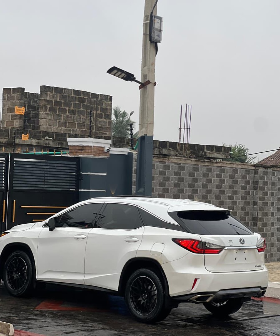 Luxury Lexus RX350: Rare & Fully Loaded