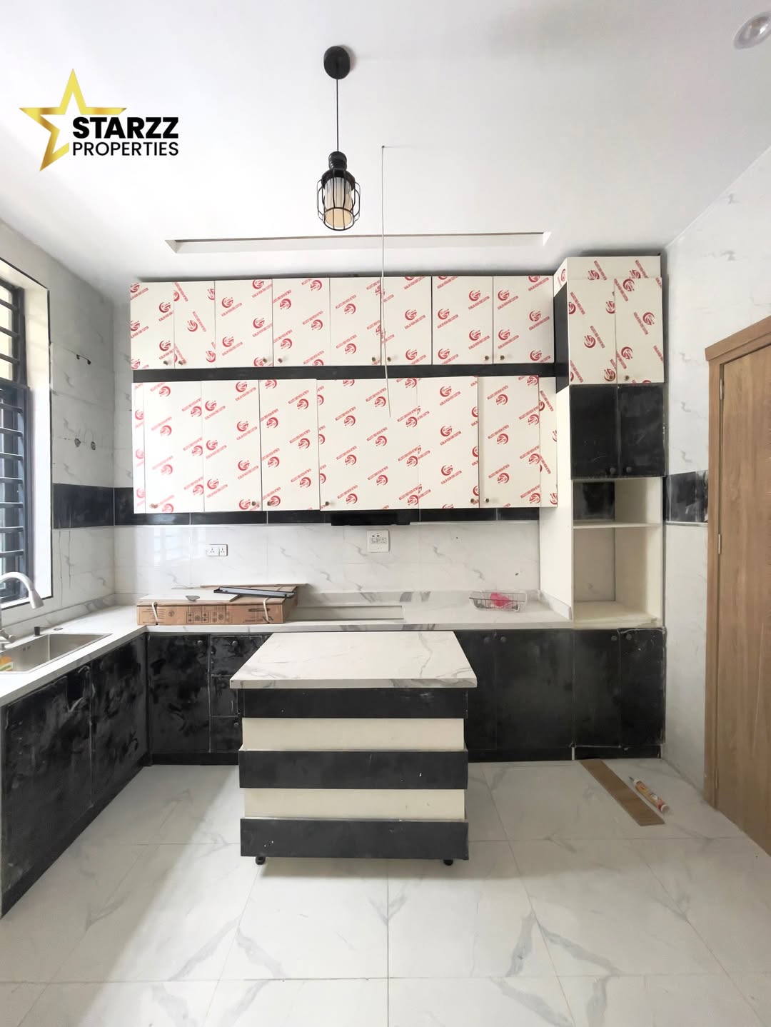 Sleek Sangotedo Sanctuary: 4-Bed Ensuite Haven