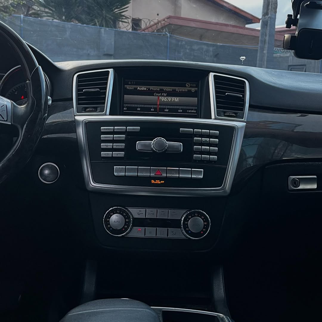 Luxury SUV: Thumbstart & Panoramic Roof