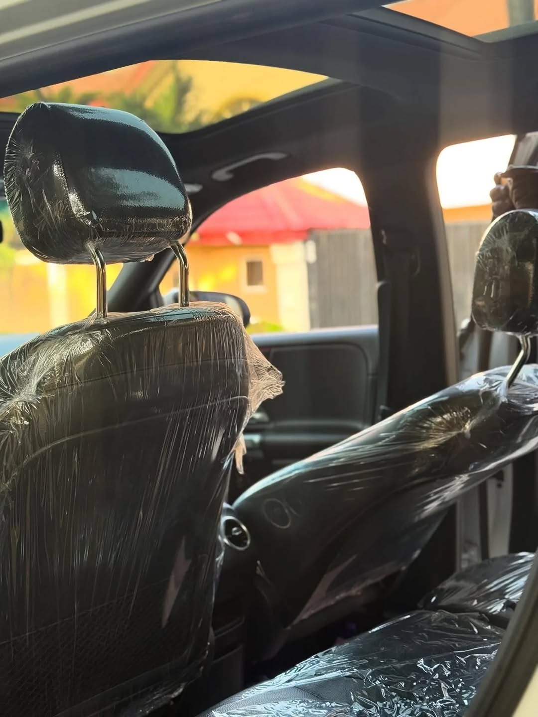 Spacious 7-Seater Luxury SUV: Tech & Style Unleashed