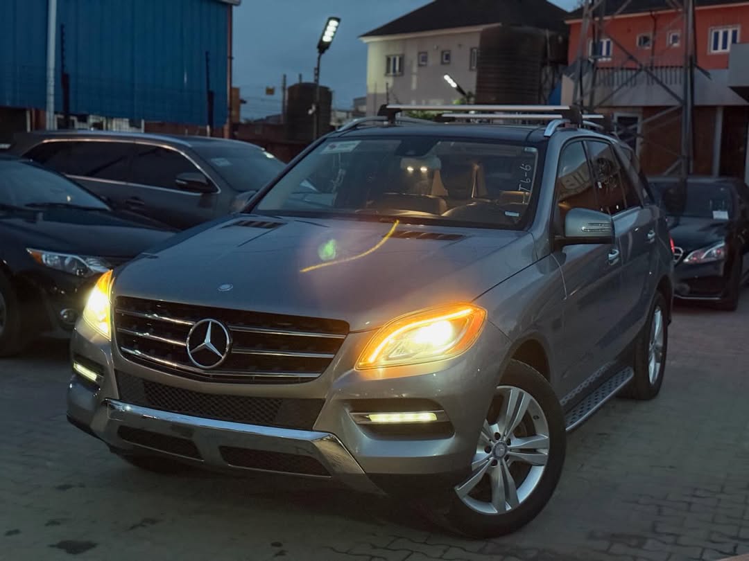 Luxury ML350: Panoramic Roof & Accident-Free