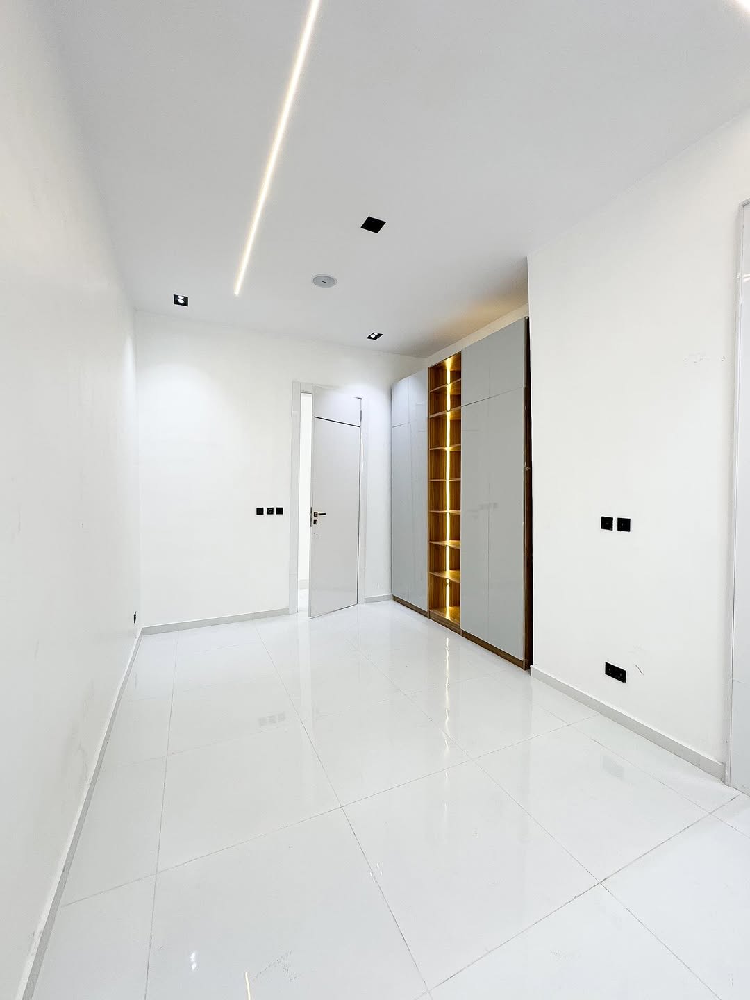 Stunning 5-Bed Duplex with Pool & BQ in Ajah