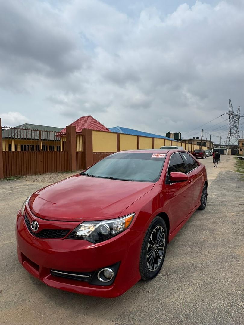 Like-New Camry SE: Untouched Luxury, Unbeatable Value