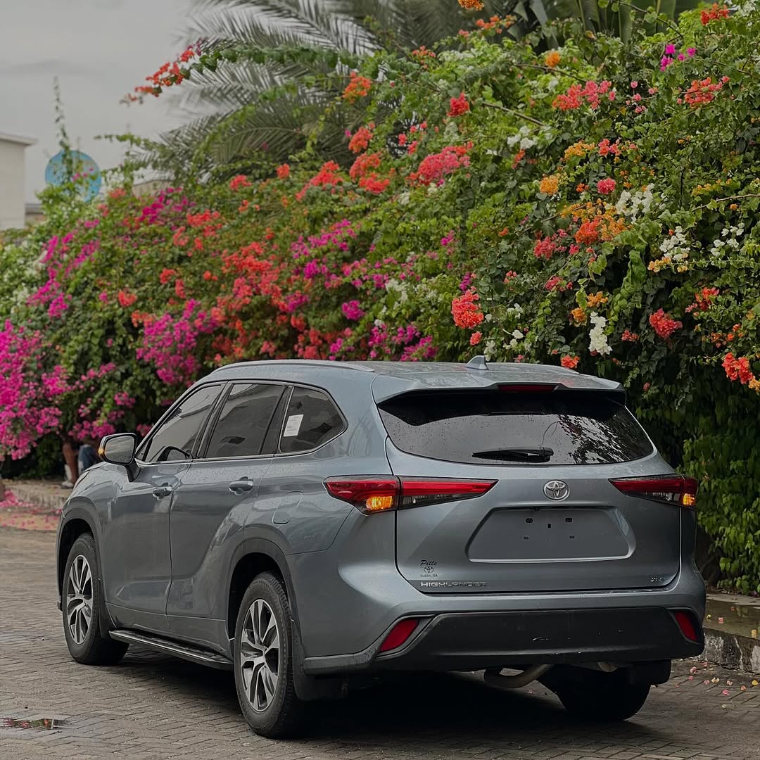 2021 Toyota Highlander: Blue on Black Luxury