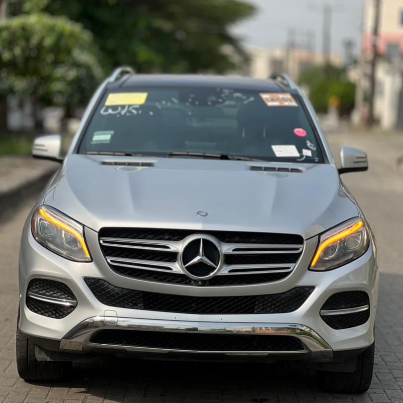 Luxury SUV: 2016 GLE 350 w/ Panoramic Roof & Tech