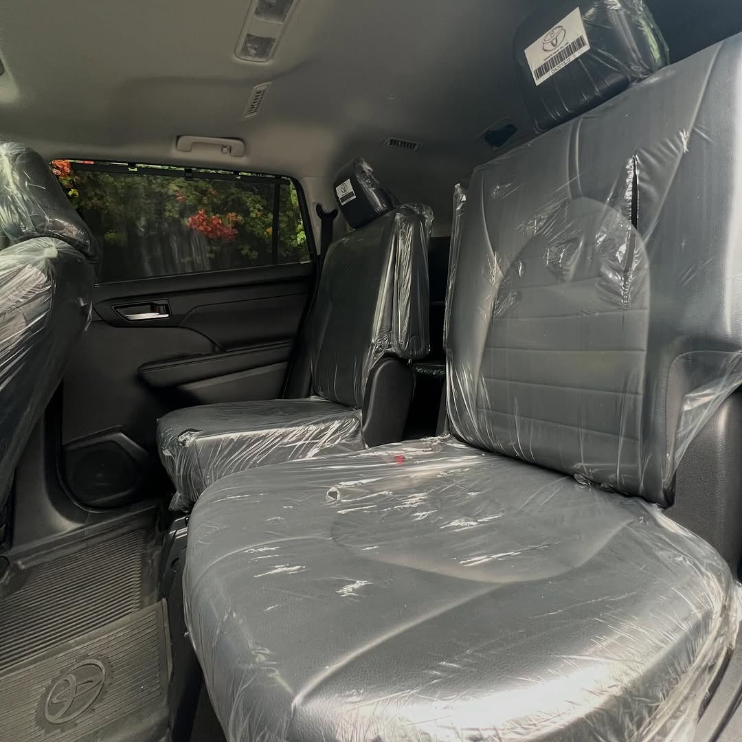 2021 Toyota Highlander: Blue on Black Luxury