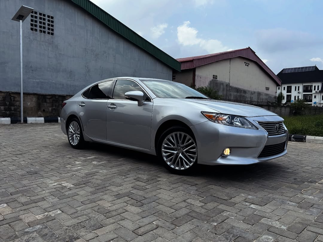 Luxury 2013 Lexus ES 350   | Sunroof & Keyless