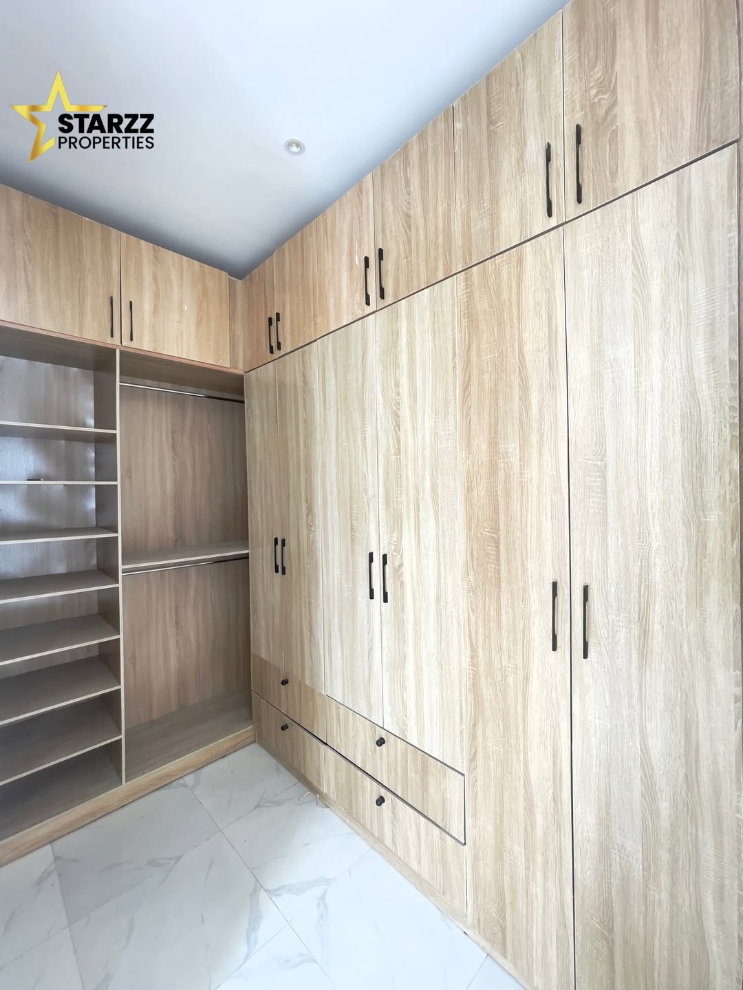 Sleek Sangotedo Sanctuary: 4-Bed Ensuite Haven