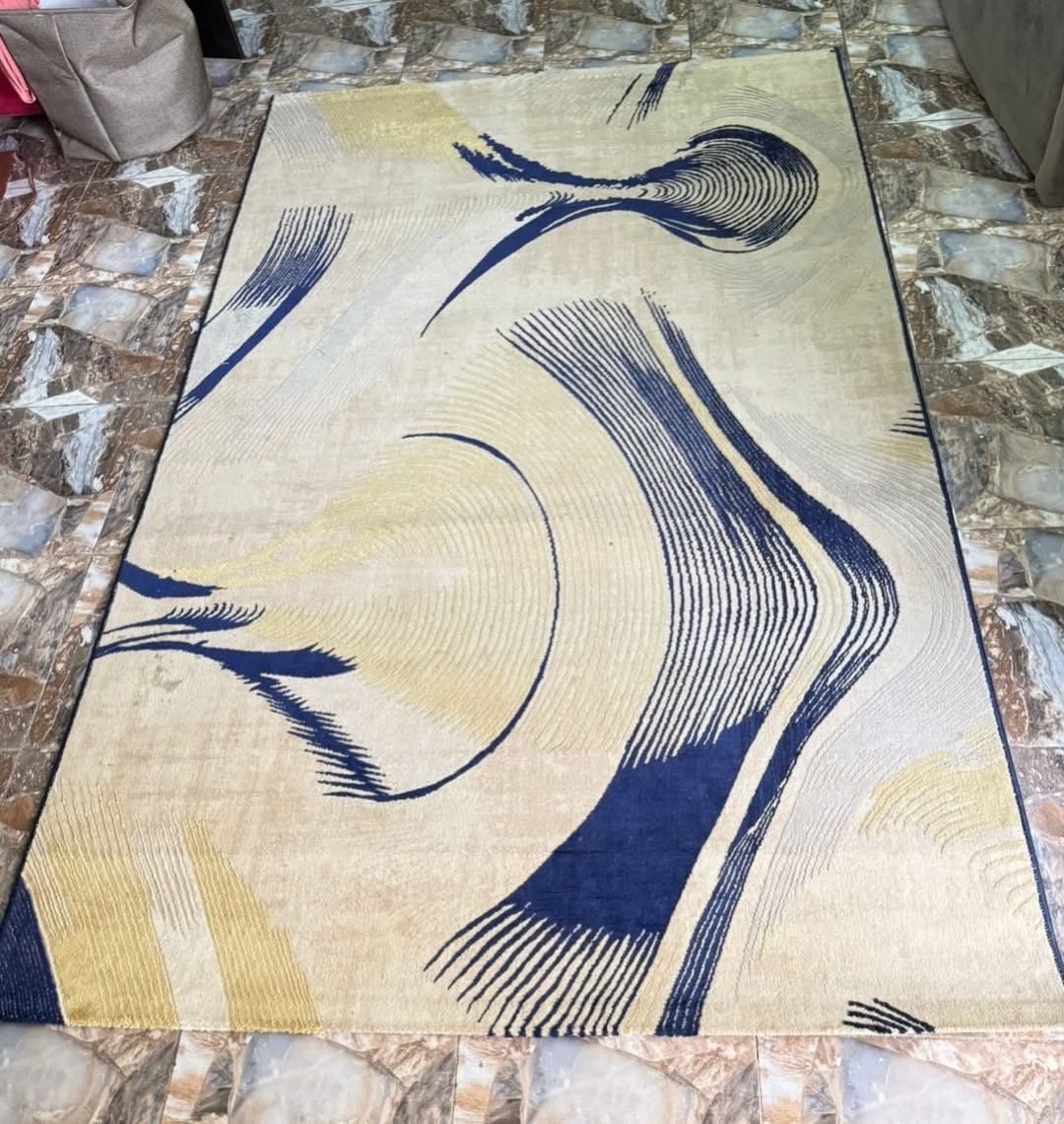 Barely Used Luxury Rug: 90k, Gwarimpa