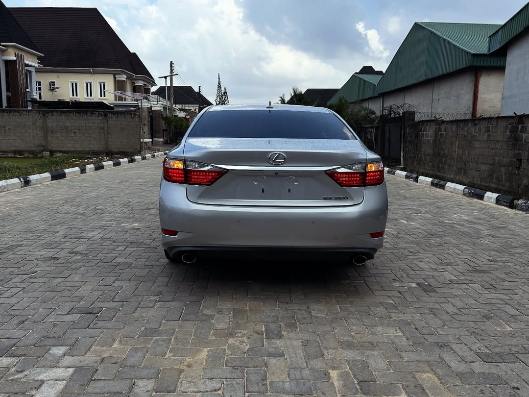 Luxury 2013 Lexus ES 350   | Sunroof & Keyless