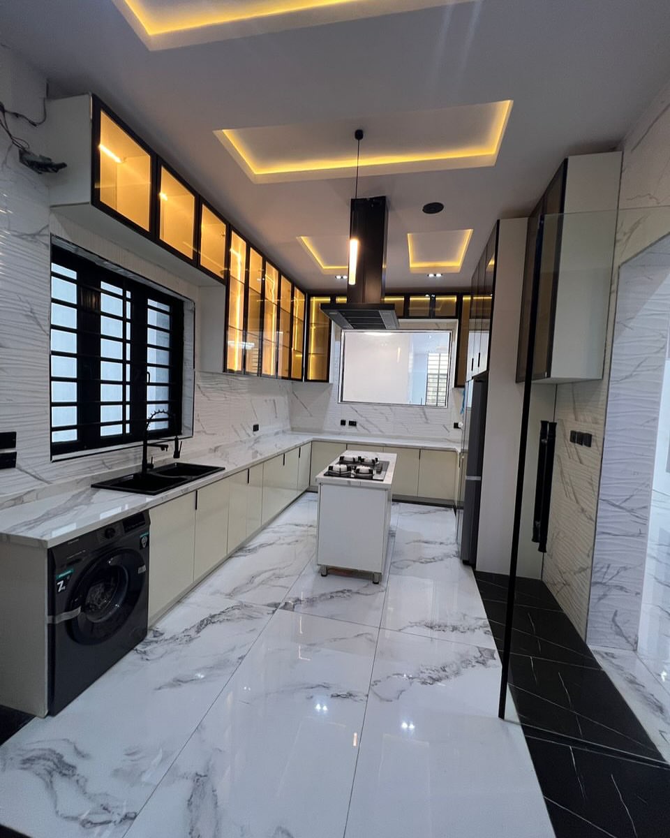 Lekki’s Ultimate Family Oasis: 5-Bed Poolside Paradise