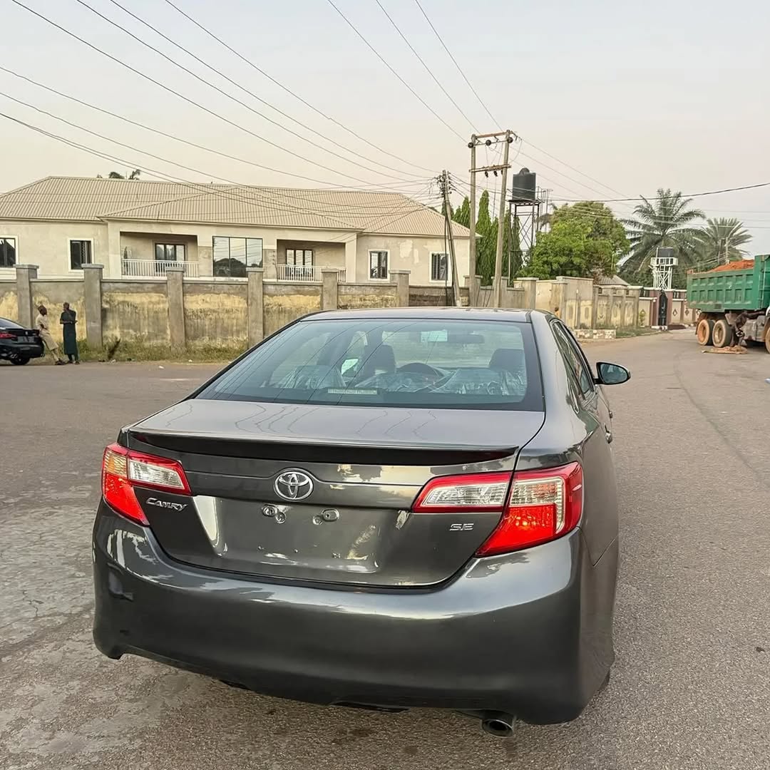 2013 Camry SE: Sporty, Reliable & Unbeatable Value