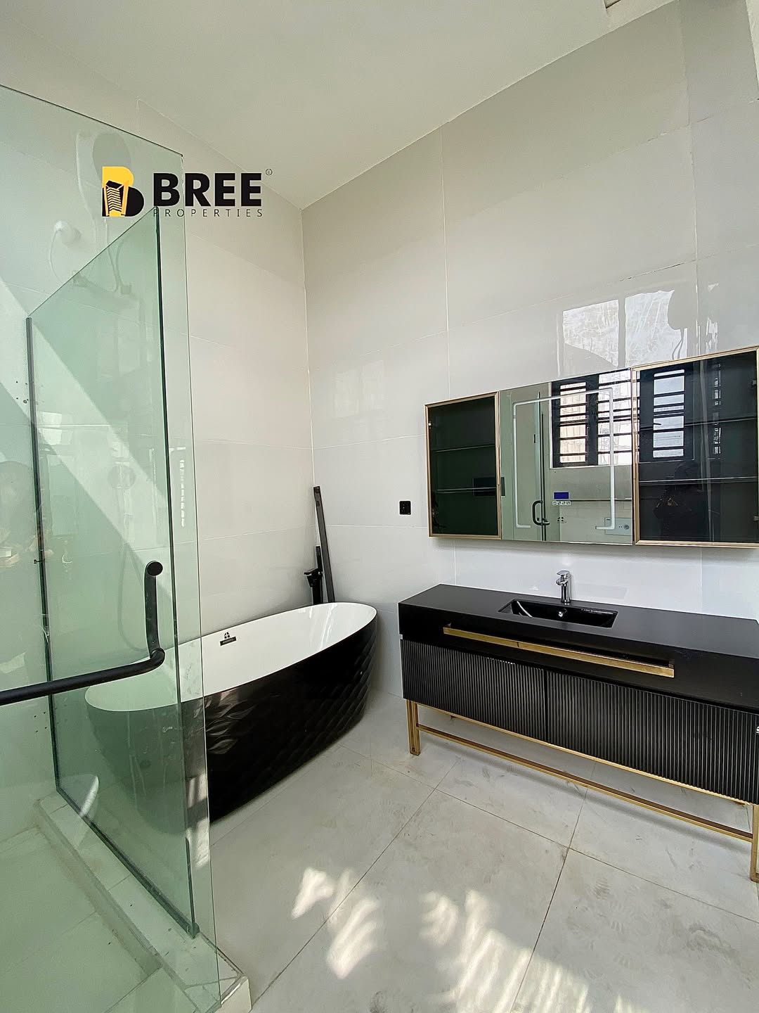 Chevron’s Crown Jewel: 5-Bed Poolside Paradise