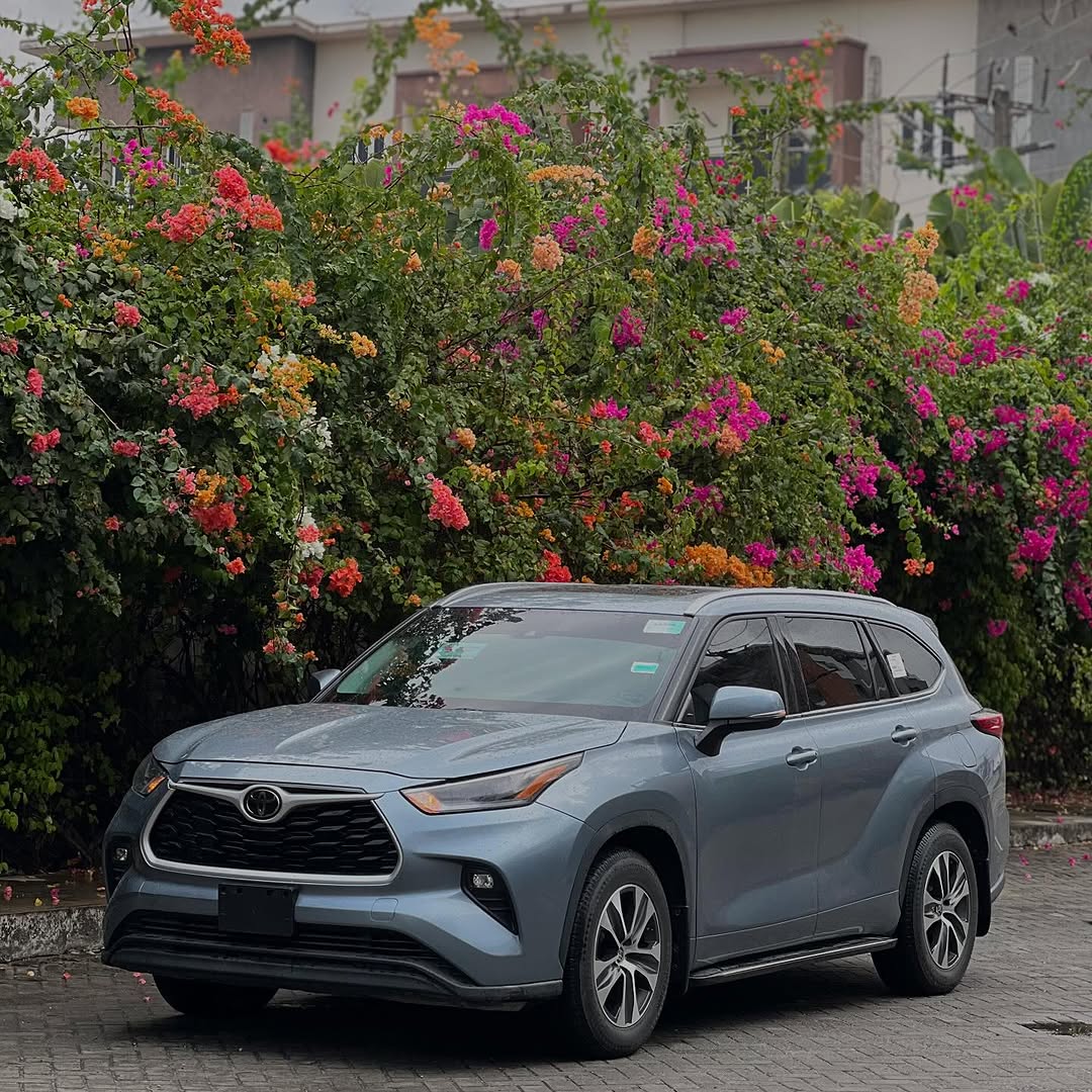 2021 Toyota Highlander: Blue on Black Luxury