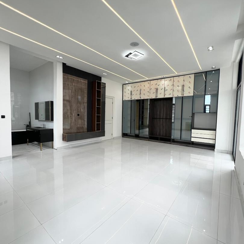 Exclusive 5BR Duplex with Pool & Jacuzzi in Chevron Lekki