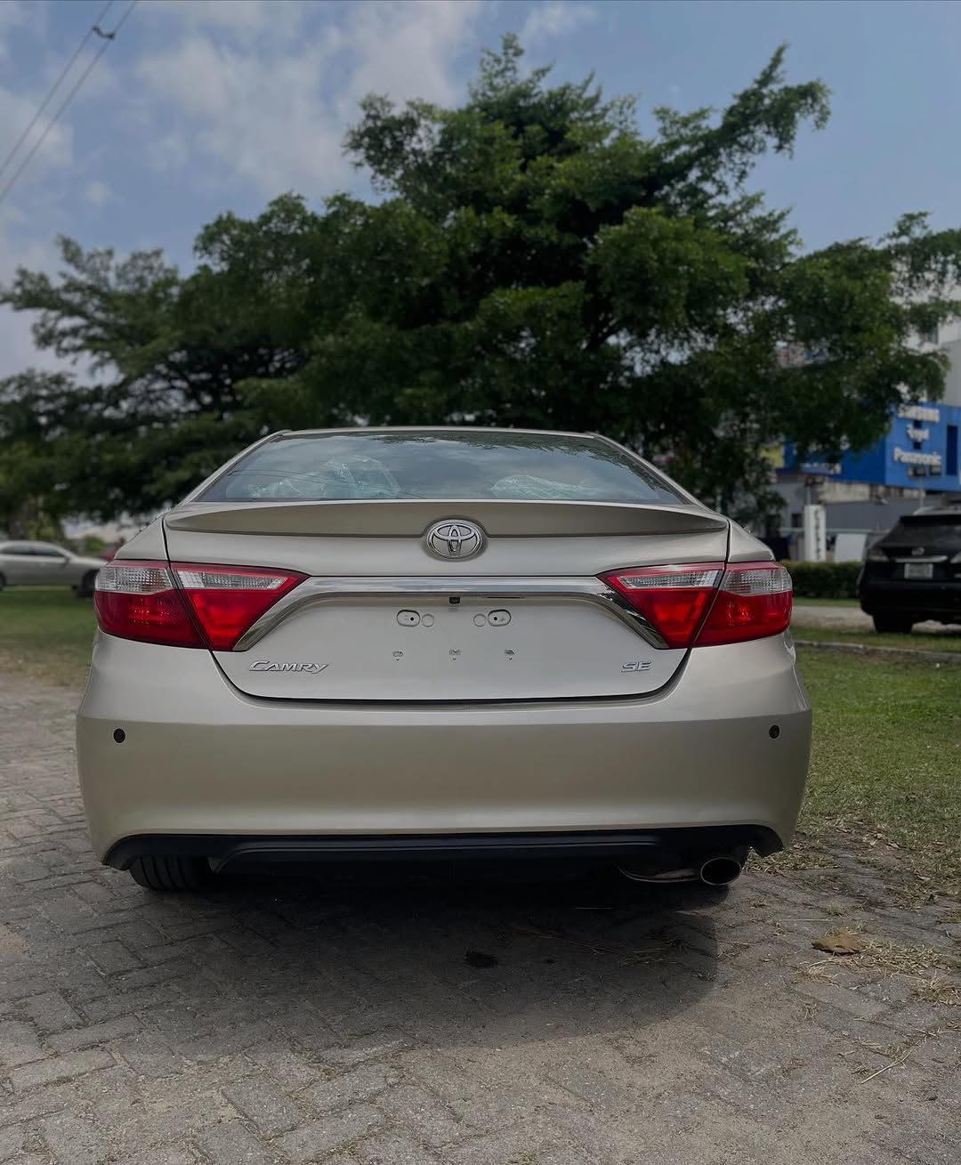 2015 Camry SE: Reverse Camera & Luxury Drive