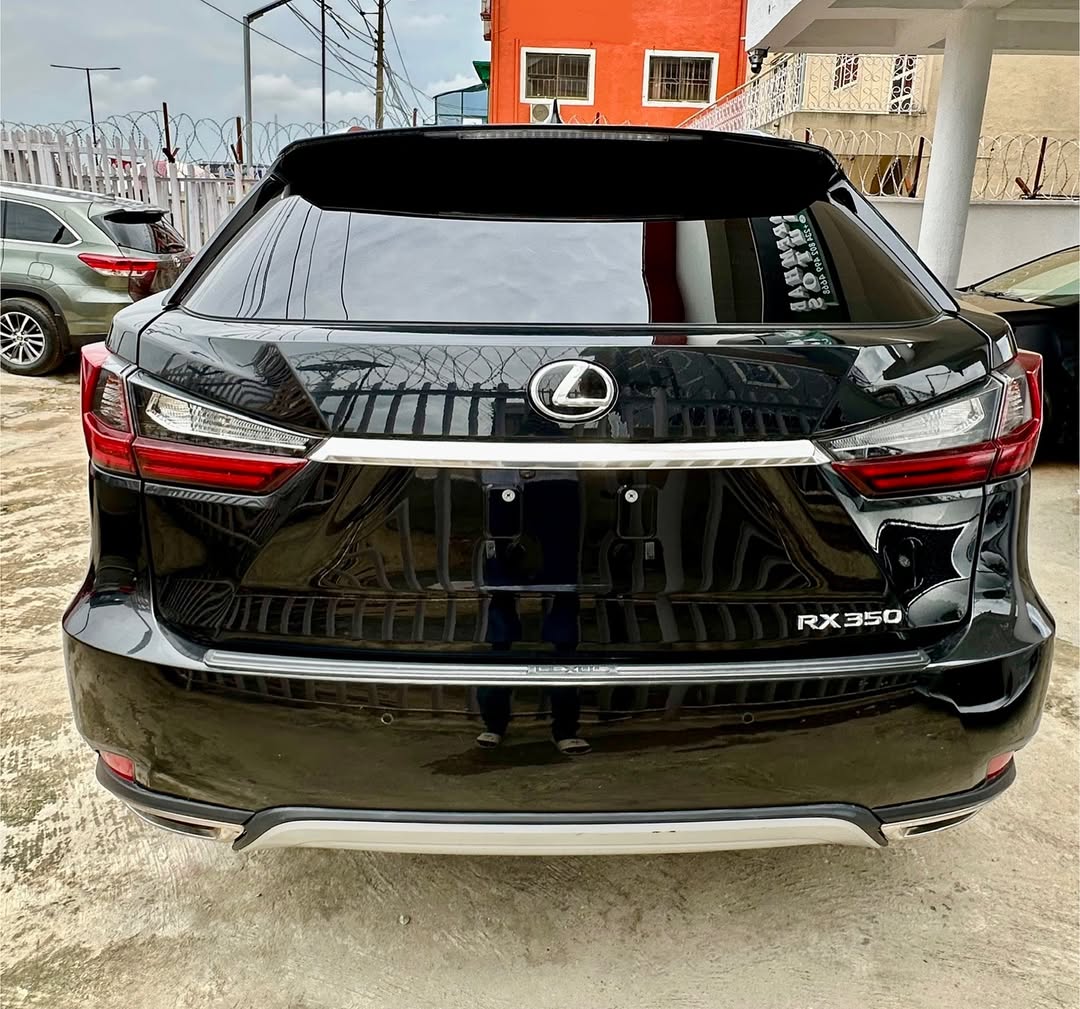 Luxury SUV: 295 HP V6 & Premium Tech