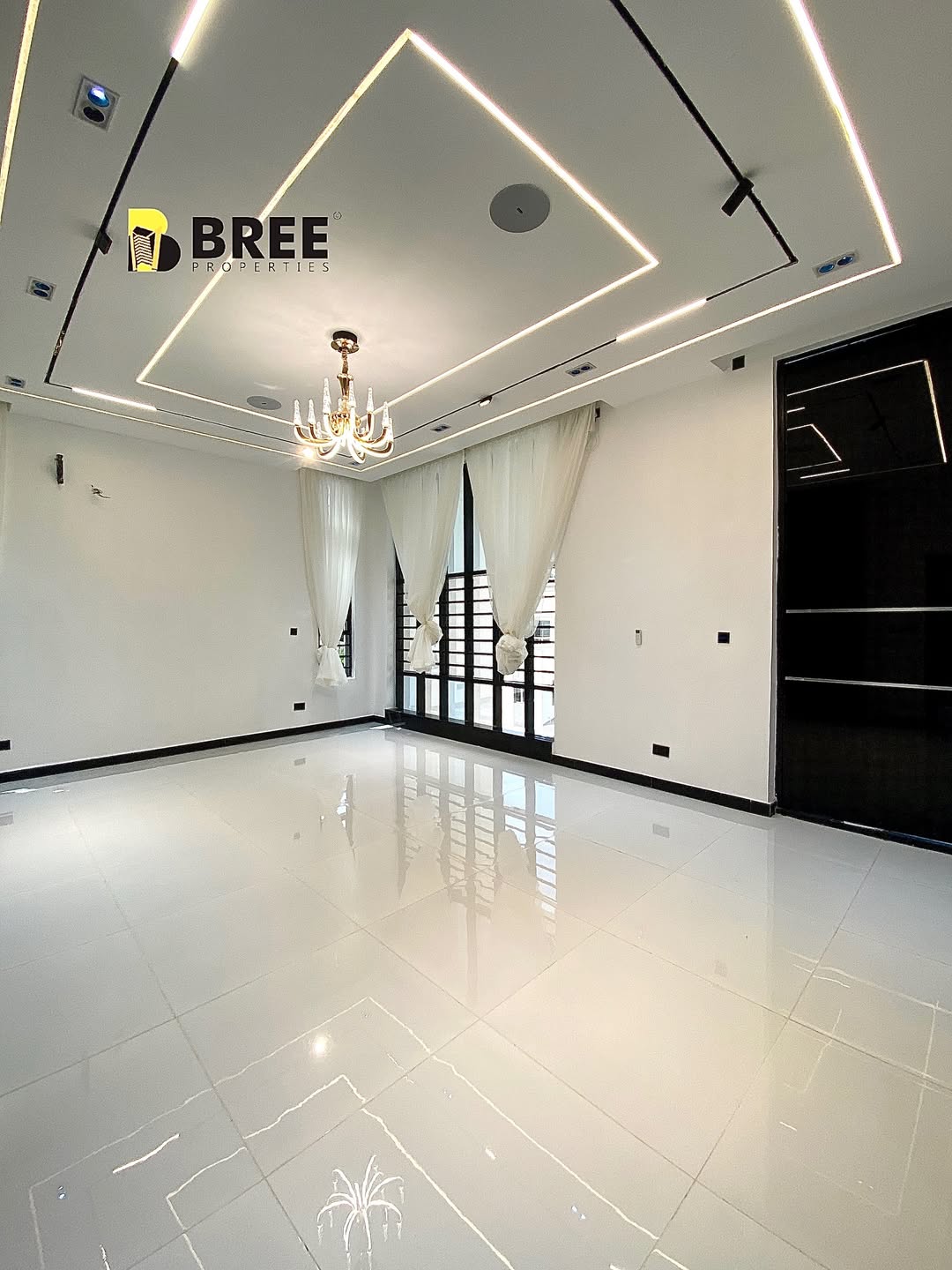 Luxury 5-Bed Estate Home with Pool & Cinema, Chevron