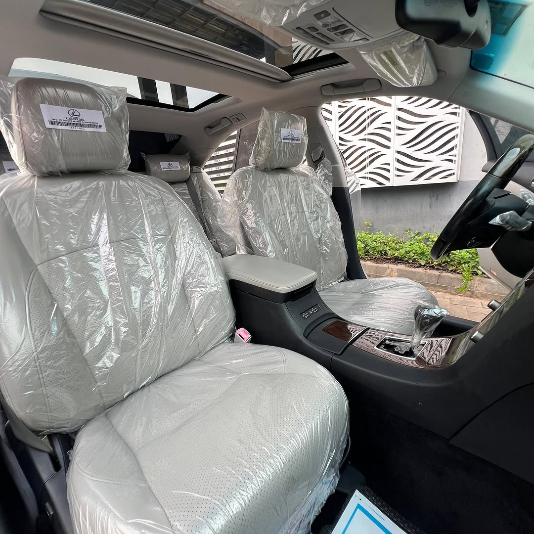 2012 Lexus ES350: Panoramic Roof & Accident-Free Luxury