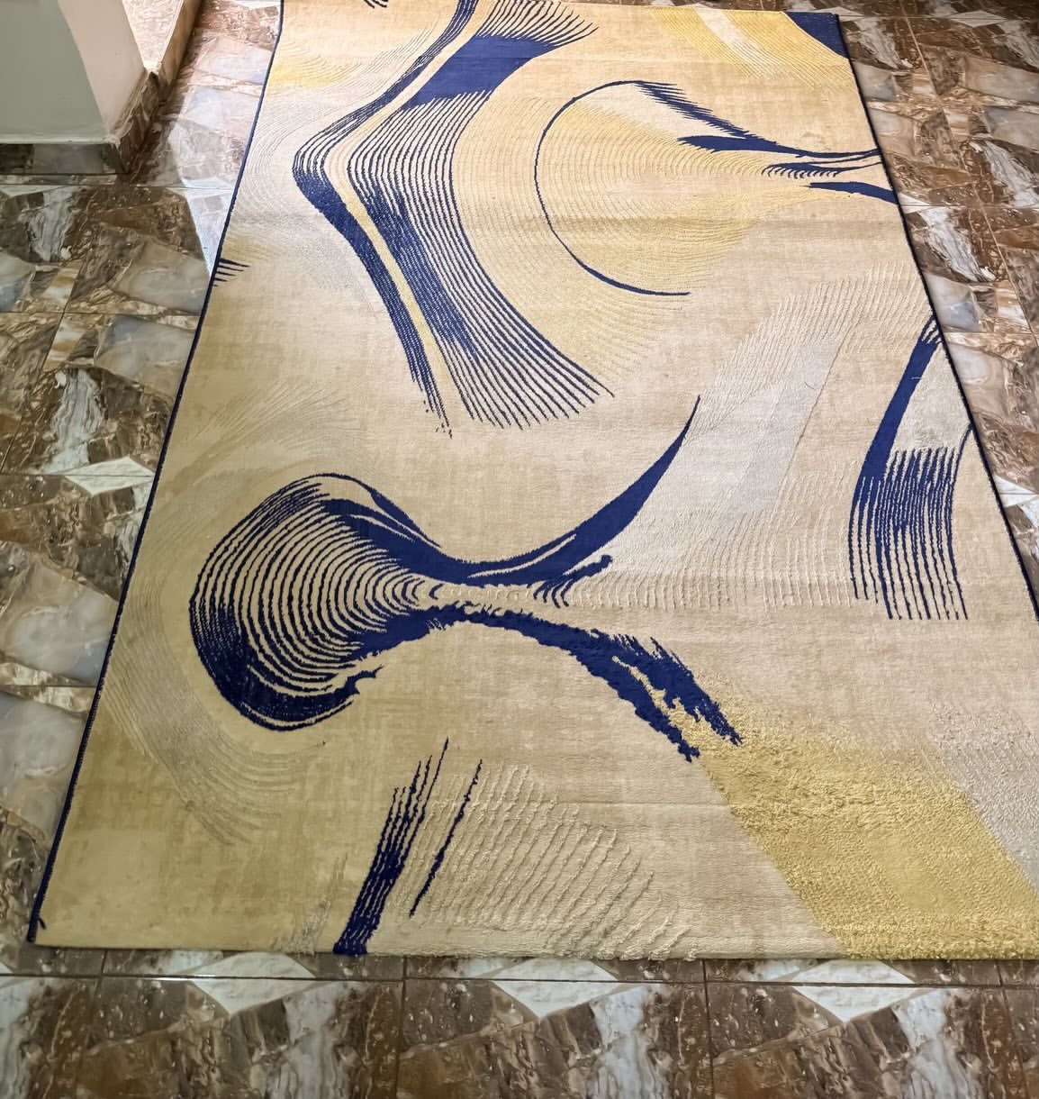 Barely Used Luxury Rug: 90k, Gwarimpa