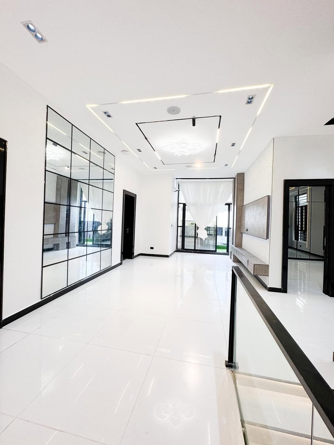 5-Bedroom Haven with Rooftop Terrace & Pool in Chevron