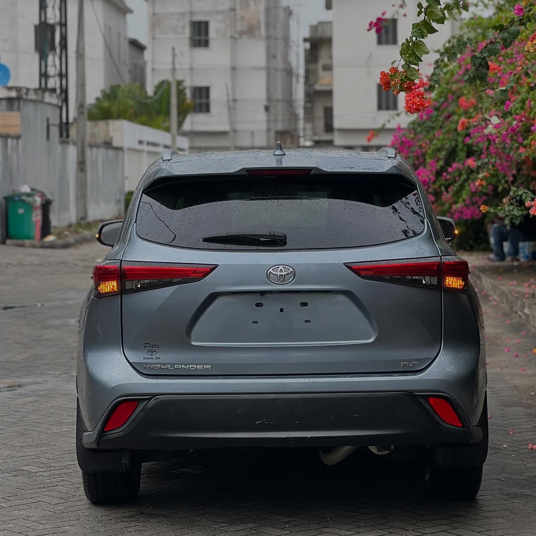 2021 Toyota Highlander: Blue on Black Luxury