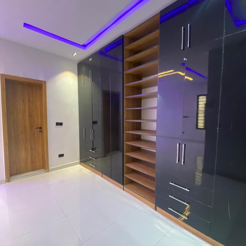 Stunning 5-Bed Duplex with Pool in Prime Ajah