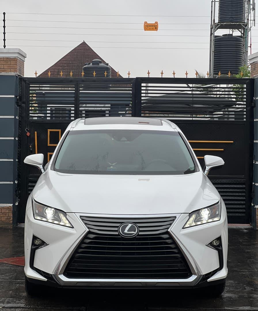 Luxury Lexus RX350: Rare & Fully Loaded