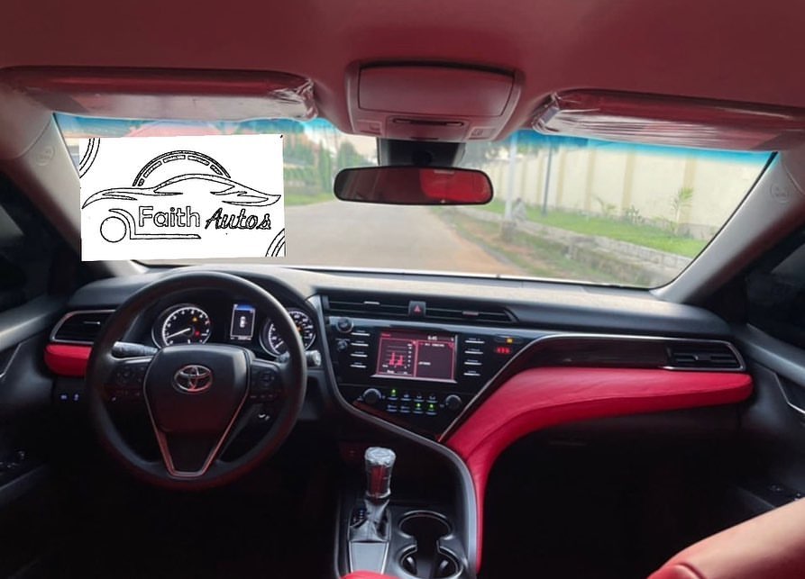 Unbeatable 2018 Camry LE: Style & Value!