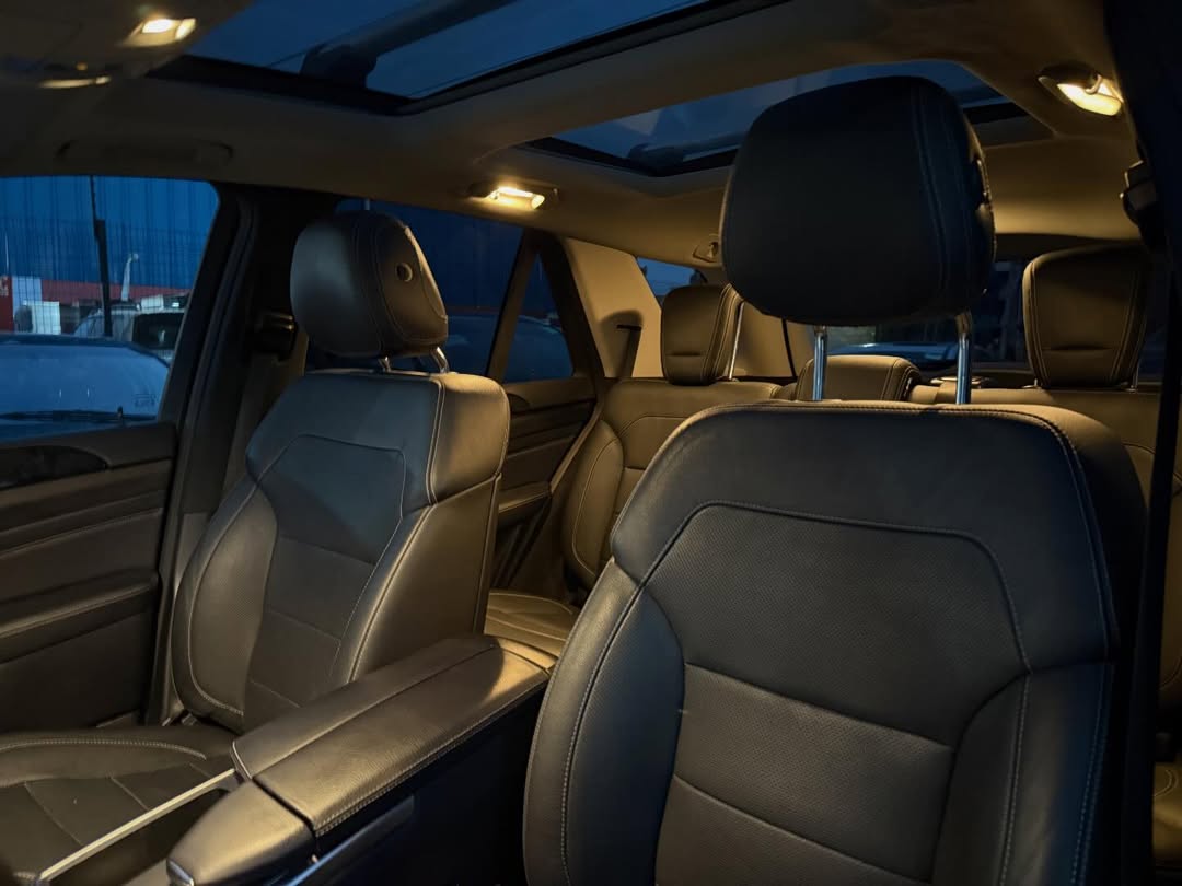 Luxury ML350: Panoramic Roof & Accident-Free
