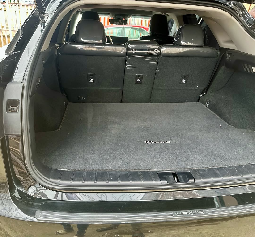 Luxury SUV: 295 HP V6 & Premium Tech